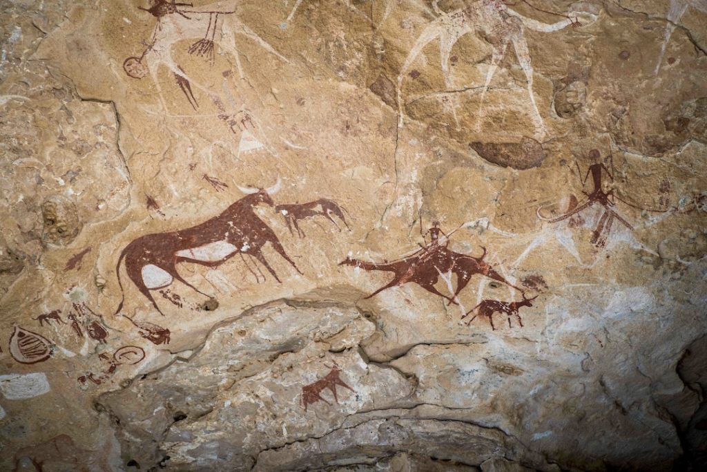 Une image qui vise à représenter les peintures rupestres du massif de l'Ennedi. IL traduit également le coeur principal du produit qui porte sur la découverte des peintures rupestres